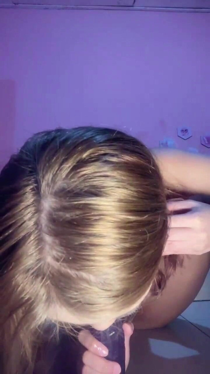 Silvia: Ein schönes Mädchen mit einem großen Dildo