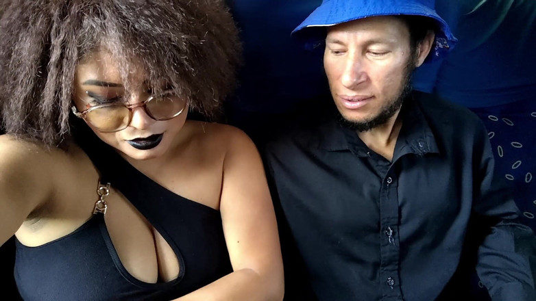 NEGRITA SEXY: Dorinta de navetist: matură sexy latino ia un străin în autobuz...