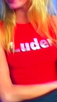 Două gagici excitate împart o pulă pulsantă în orgie sexy