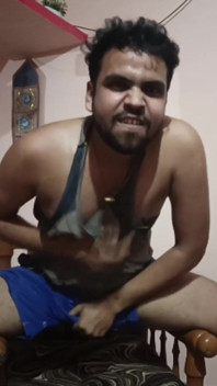 Zoufale sleduji šukací video 2-nadržených chlapců tvrdě šukají