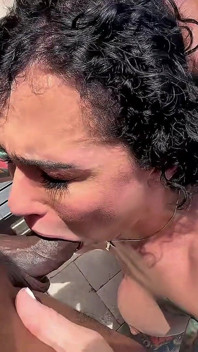 Henjutan fantasi di tepi kolam dengan Bianca Bailee dan pengedar batang
