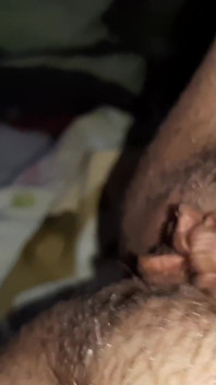 Pertama, adik tiriku mergokin aku lagi masturbasi dan bilang sama ibu tiriku tentang hal itu, yang melarangku untuk melakukannya (dengan erangan keras dan bicara)