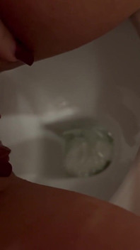 Miaxxx pisse sur les toilettes de l’hôtel