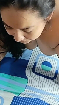 Üvey kız kardeşim mastürbasyon yaparken beni keşfediyor ama azgın olan onu yarakla doldurmamı istiyor