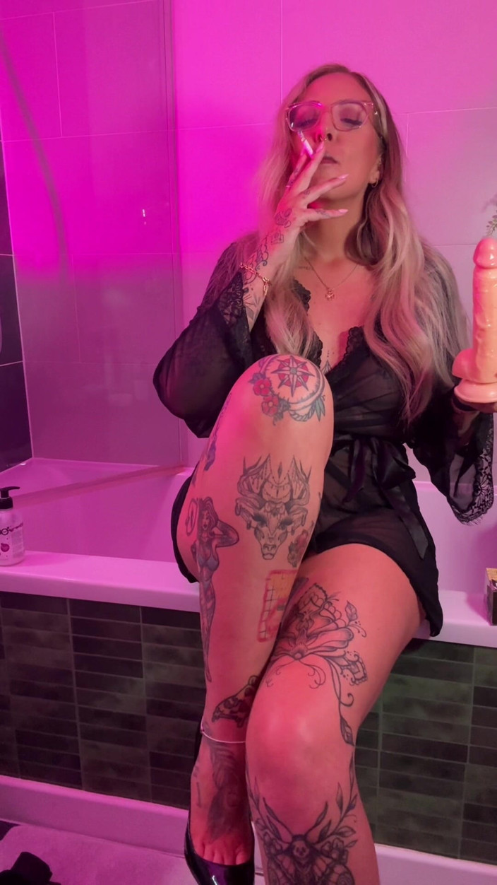 Gigi Patsy: Dea gigi fuma dildo pompino