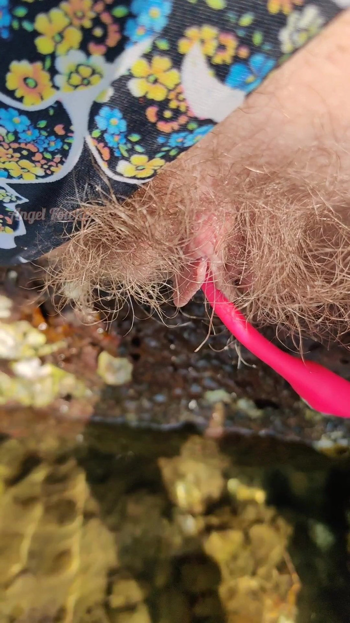 Abella Love: Chlupatá kundička s Lovense chcaní ve vodě