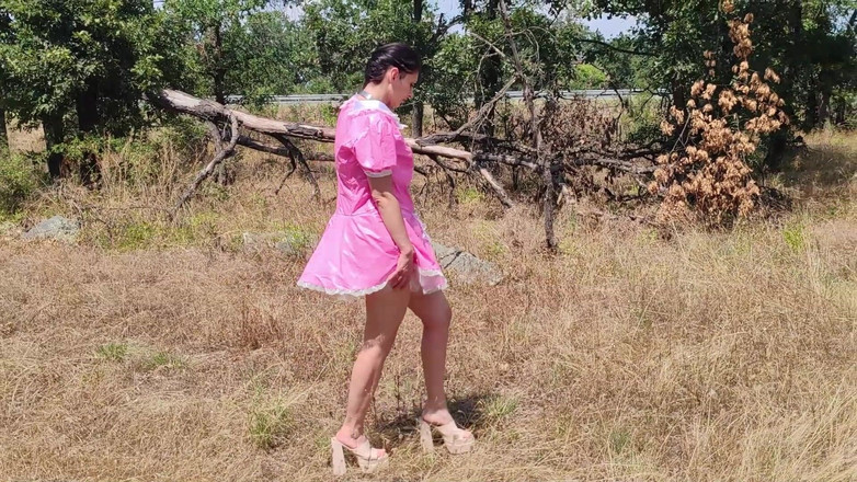 Za Za: 一个奴隶荡妇在高速公路上展示她粉红色的屁股