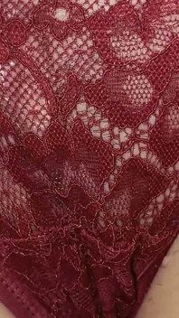 그녀는 정말 장미 꽃잎 아래서 내 정액 아래있는 것을 즐겼다.