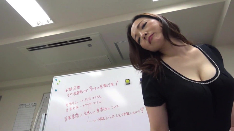 Caribbeancom: Tante seksi jepang di-gangbang sama karyawannya