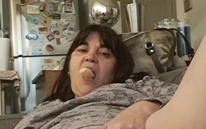 Mommy big hairy pussy: चोदने लायक मम्मी को केले पसंद हैं। हम उन्हें एक अंगूठे दे देंगे।