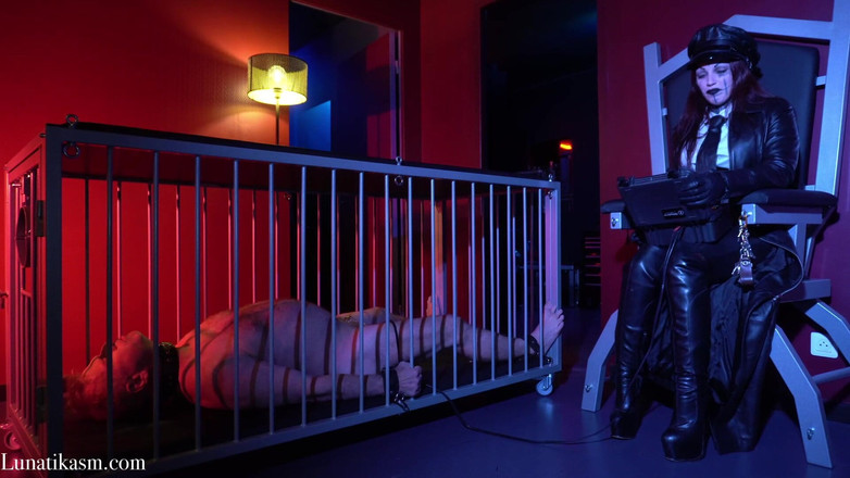 Mistress Lunatika: Potrestán elektřinou v kleci paní Lunatika