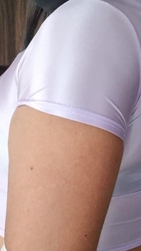 Vacker och sexig skir spandex topp och svart bh med spetsiga bröst