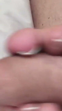 Dojrzała ciocia Ann Footjob z francuskim pedicure