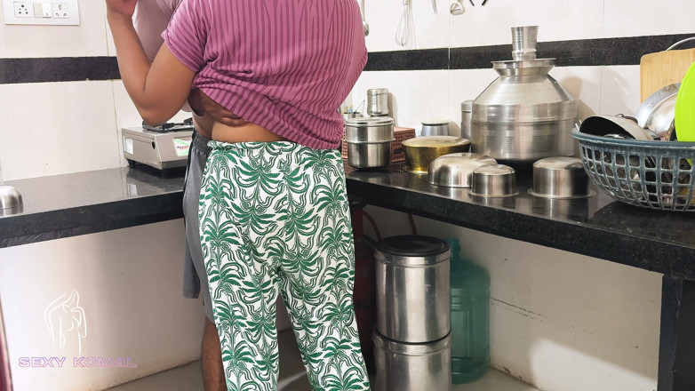 Sexy Komal: Komal kochte nicht Küchenessen, aber sie trat von hinten ihren...