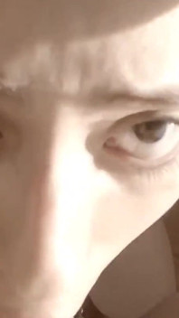 Pokud se ti líbí moje oči, představ si, když je vidíš takhle