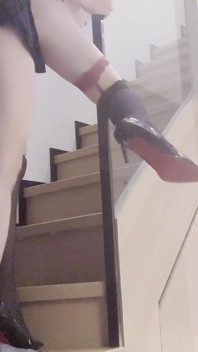 A Sexy Female Secretary with High Heels and Black Stockings Went to Her Boss's House on the Weekend and Was Given a Blowjob