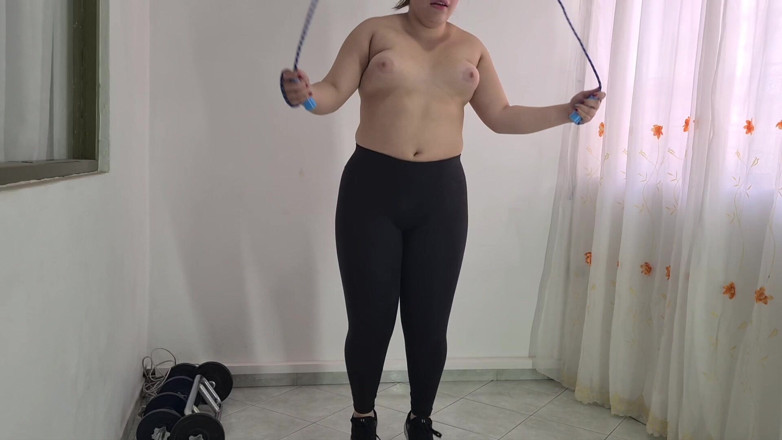 Alice H: Trening topless