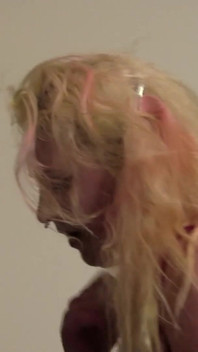 Chica tetona rubia está complaciendo la polla del chico con sus enormes tetas