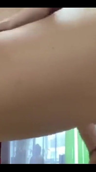 Willst du sehen, wie sie meinen arsch ficken? Würdest du deinen schwanz gerne in meinen arsch stecken? Ich liebe es...