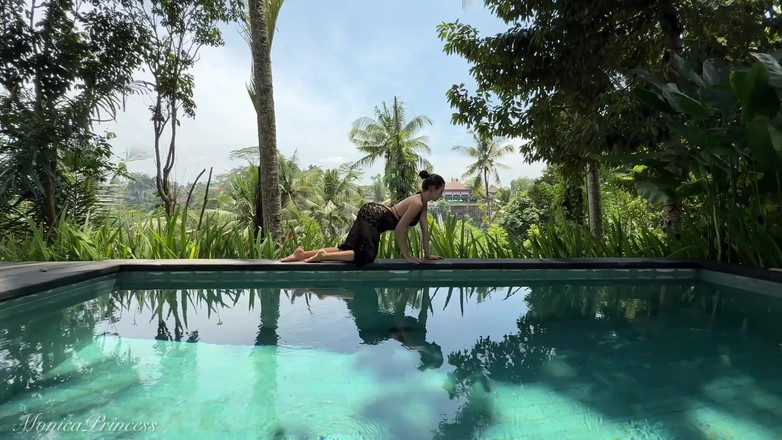 Princess Monica: 穿着透明连衣裙在泳池边戏弄，脱衣舞