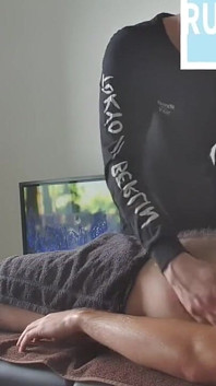 Twink peluda británica recibe primer masaje erótico con final feliz