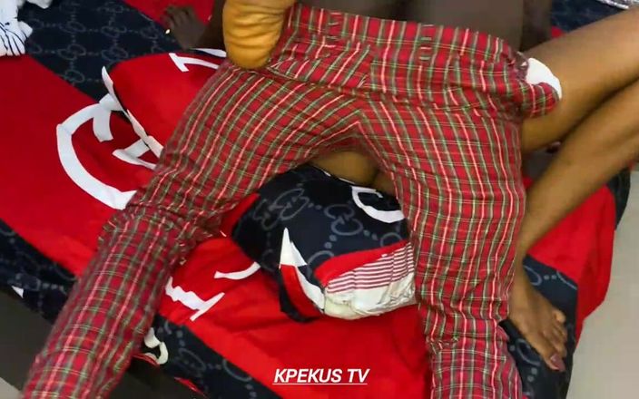 Kpekus Tv: Ac रिपेयर आदमी पतली बेब की गीली चूत को जोरदार चोदता है