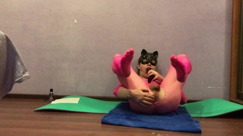 Elise Woods: Sissy Elise en bas de corps rose adore les grosses...