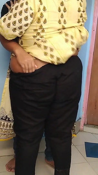 Matrigna indiana scopata mentre pulisce la casa