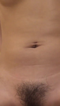 Una ragazza giapponese tatuata si fa scopare la bocca e scopare il cespuglio da un uomo arrapato