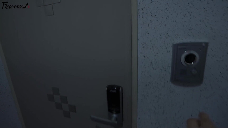 Fewoovcom: Una mujer joven seduce a un hombre casado solitario que...