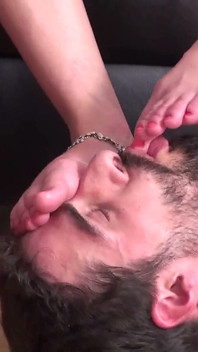 Fammi i tuoi piedi ragazzo