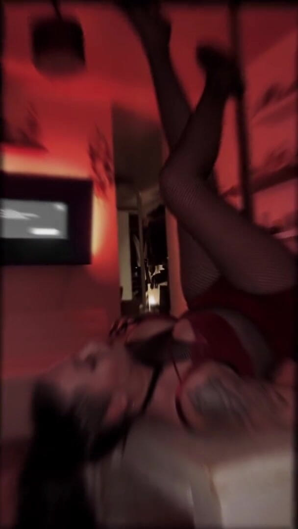 BambiAmbita: 젖탱이를 보여주는 Bambiambita