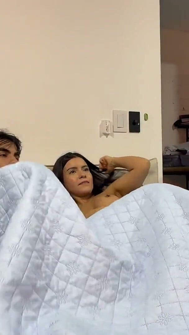 ChristianChauxx: Teman wanita saya dapat panggilan dari tempat kerja. dan adik...