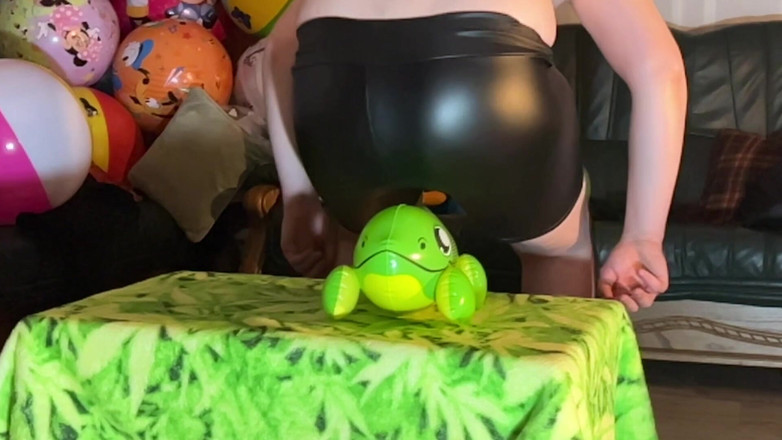 BeachBallsDuo: 30厘米海滩玩具和一个大充气玩具，骑乘并坐到爆爆！慢动作的2个摄像头！