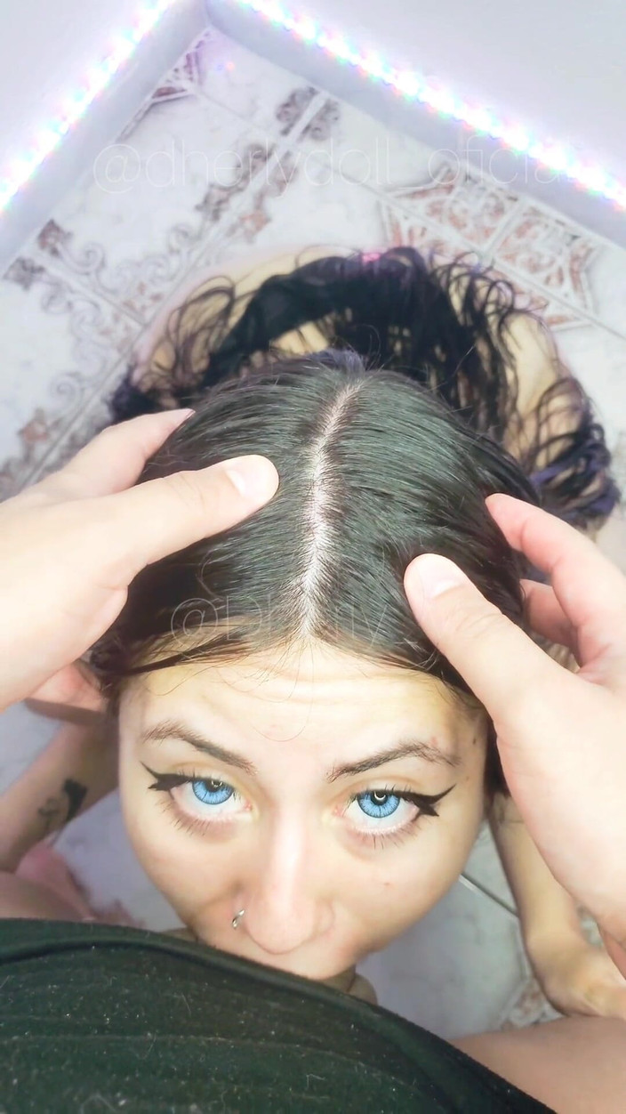 DherlyDoll: Dherlydoll把我所有的鸡巴都塞进她的嘴里，然后吞下我热辣的精液