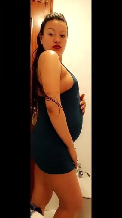 Maquinasperfectas: Une femme enceinte aux seins gorgés de lait squirte sous...