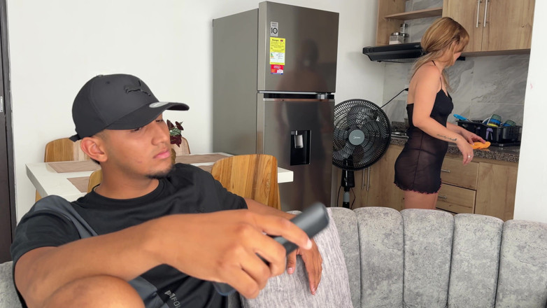 katyJay: A madrasta do meu amigo me seduz com sua bunda...