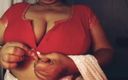 HotGirl21: Une fille sexy ouvre ses seins avec ses seins et...