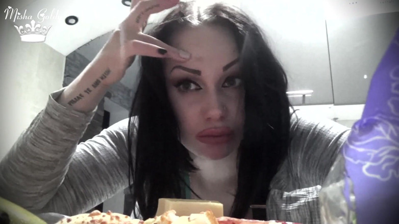 Goddess Misha Goldy: Kleine mensen - het meest heerlijke gerecht