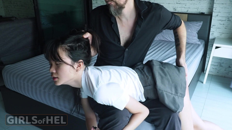 Girls of Hel: Aziatische studente wil op camera geneukt worden door haar lerares...
