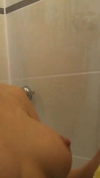 Duș după ce i-a făcut pula să ejaculeze
