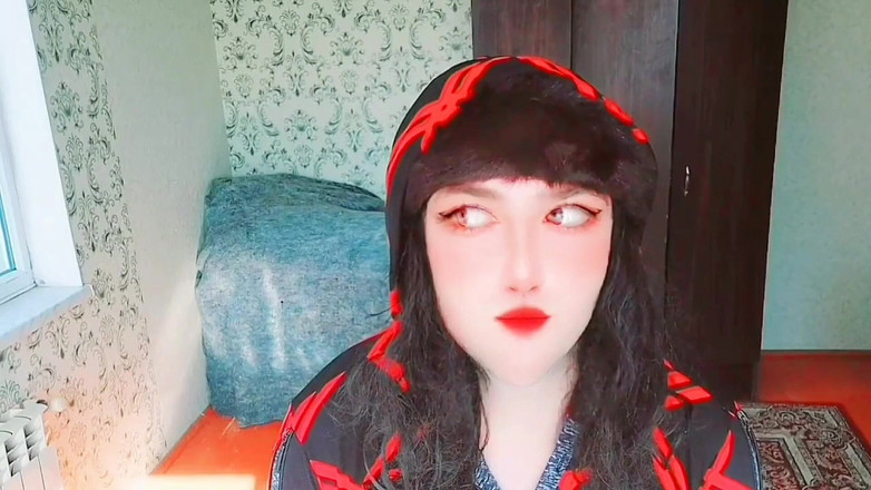 Kitty_Cross: Femboy vui tươi cúi xuống phía trước trong chiếc váy...