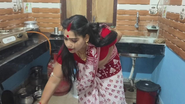 Sona bhabhi: 美丽的孟加拉人妻和她的邻居一起享受霍里特辑，印地语中涂了很多颜色
