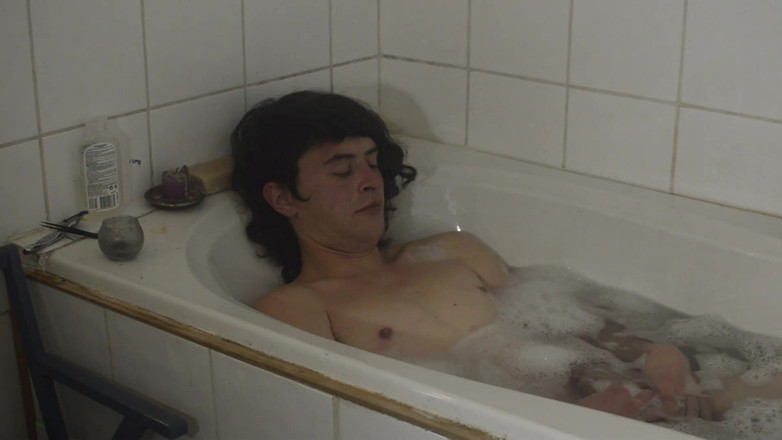 Sara B: Non-binaire, prendre un bain, fumer et se branler