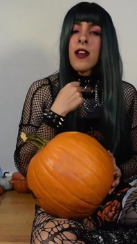 La trans gotica silene riempie la zucca