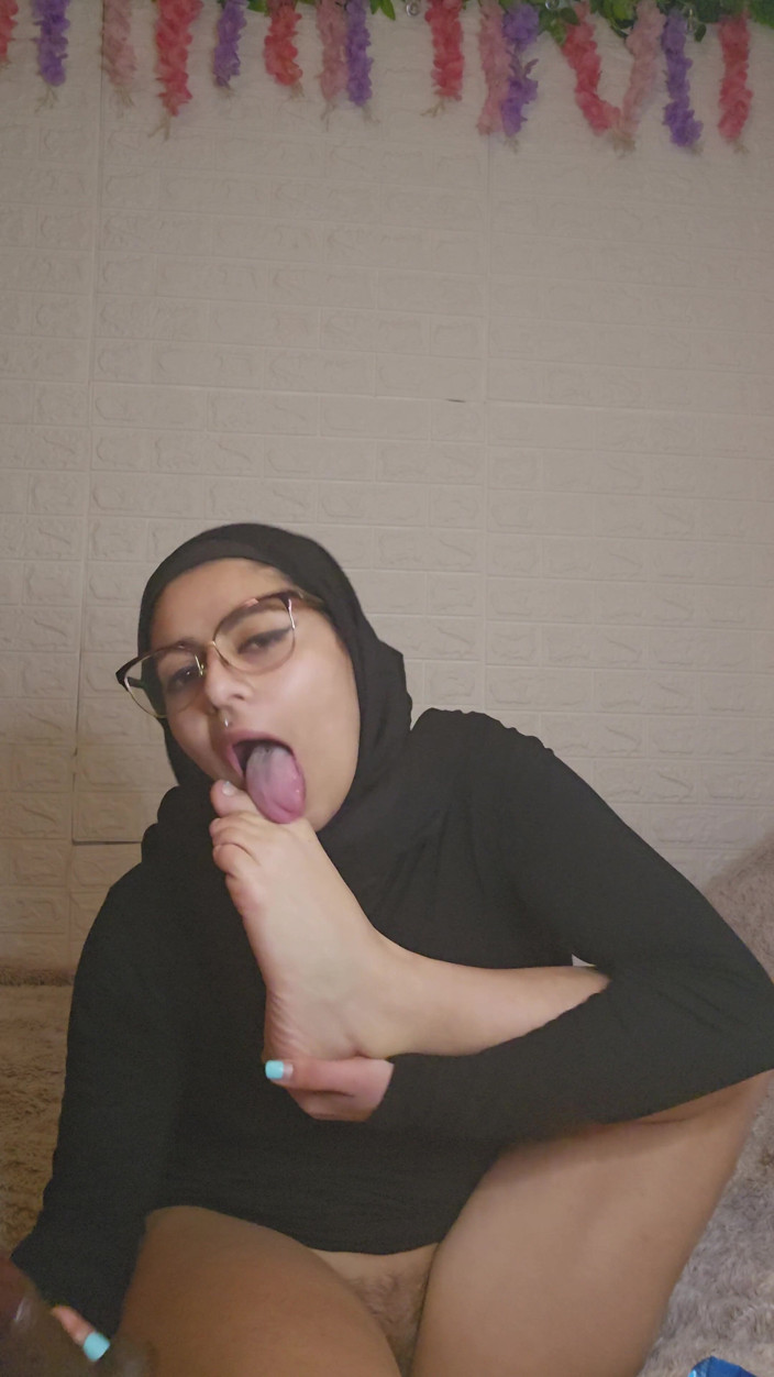 MiaNIqab: Ayaklarımı emiyor ve anal dildo mia niqab