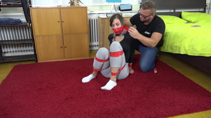 Restricting Ropes: Джулі Вега - втеча