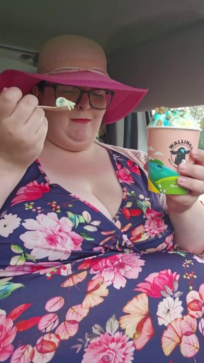 SSBBWLadyBrads: Makan eskream yuk?