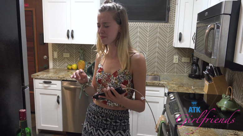 ATK Fans (Girlfriends): Haley si myslí, že jí trochu sexu pomůže probudit