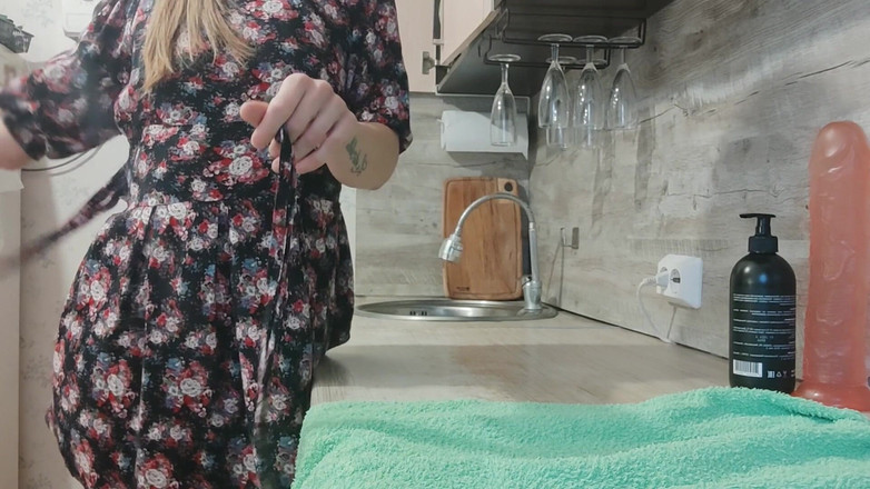 Lizaveta: Mladá a nadržená. Velmi sexy máma se nudí sama doma